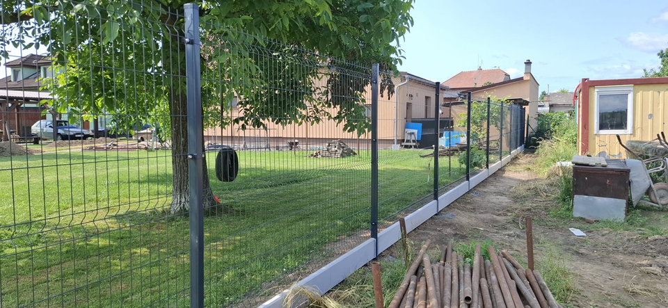 Ukázka hotového plotu z panelů 3D PVC
