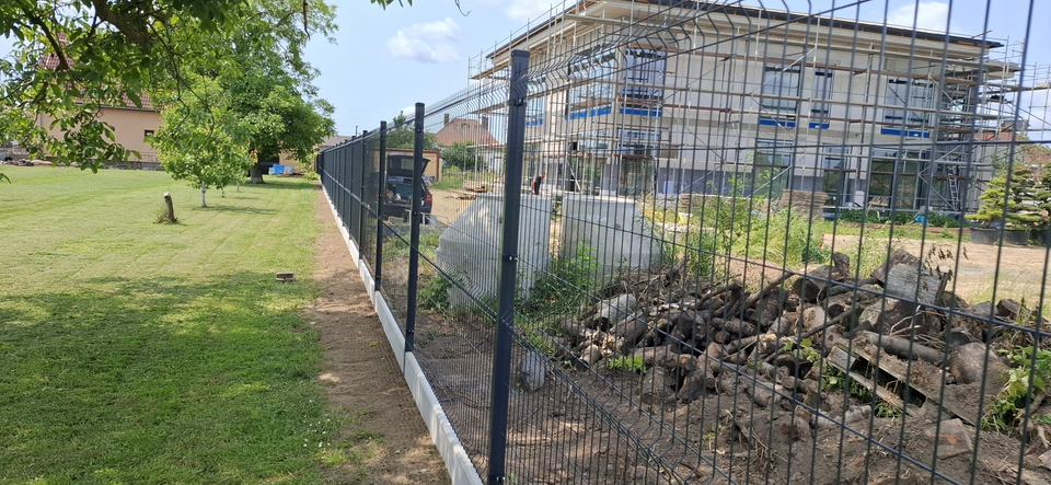 Realizace plotu s betonovou podhrabovou deskou