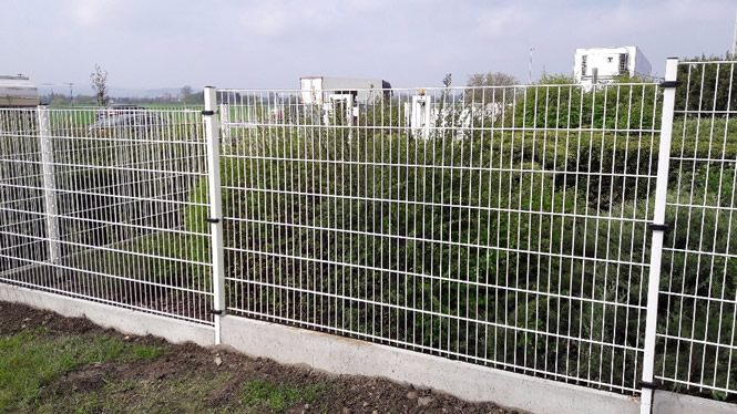 Detail betonové podhrabové desky u plotu