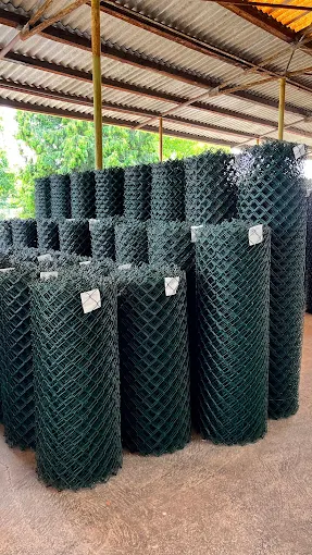Ukázka hotového plotu z pletiva PVC