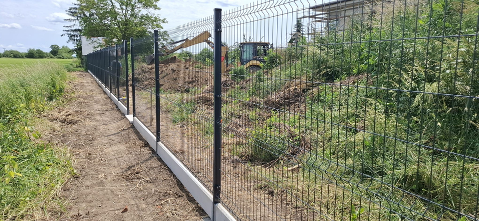 Betonové podhrabové desky v hotovém oplocení