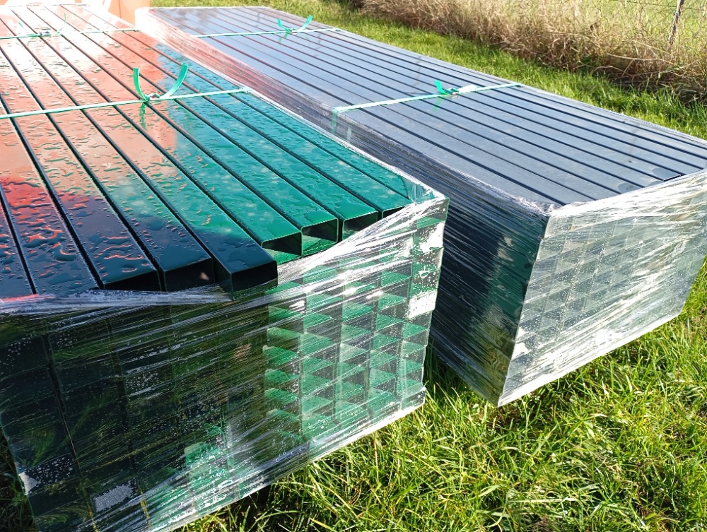 Sloupek tmavě zelený