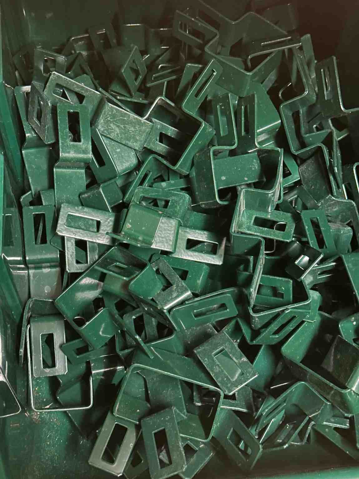 Objímky v zelené barvě pro montáž 3d panelů