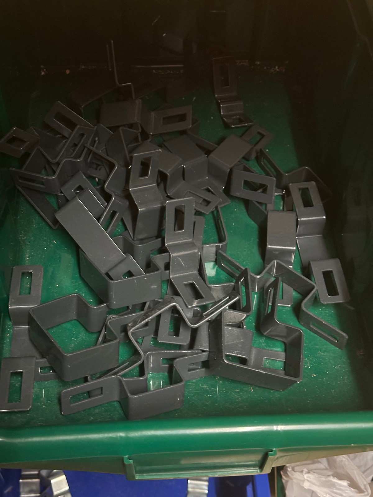 Objímky v antracitové barvě pro 3D panely